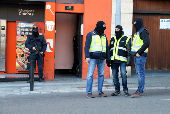 Spanish police officers in the Catalan town of Figueres (by Gemma Tubert)